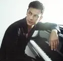 Do Česka se vrací chorvatský crossoverový pianista Maksim Mrvica
